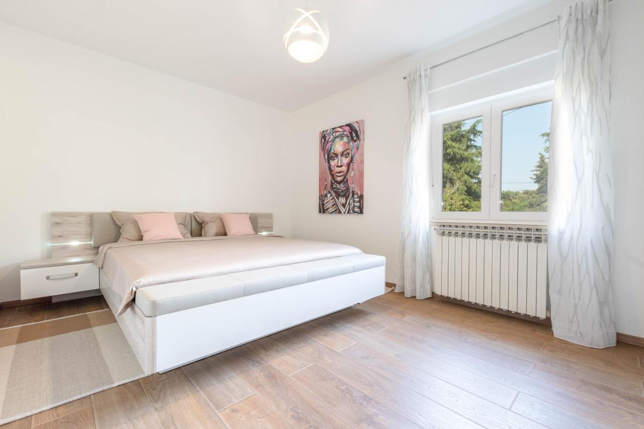 Newly Renovated Holiday Apartment Sirius Porec Esterno foto